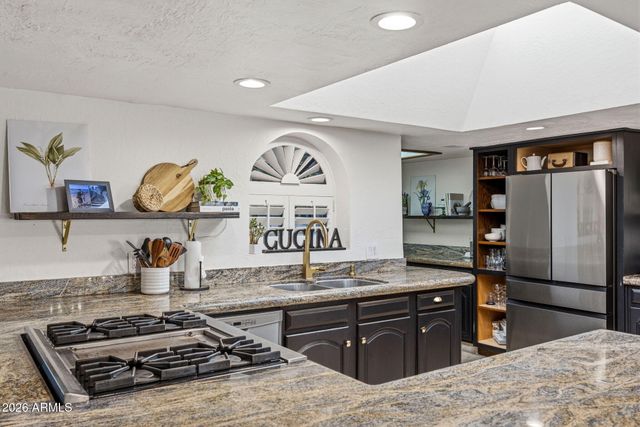 320 W BETHANY HOME Road, Phoenix, AZ 85013