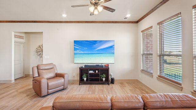 220 Delatorre Street, Trenton, TX 75490