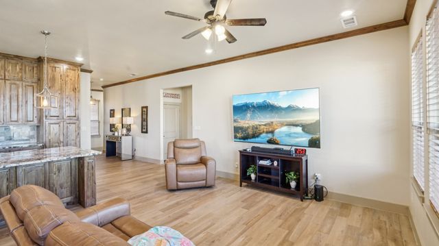 220 Delatorre Street, Trenton, TX 75490