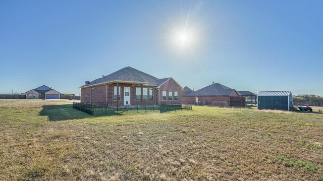 220 Delatorre Street, Trenton, TX 75490