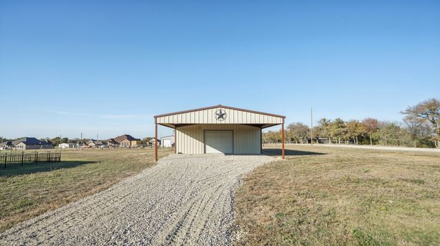 220 Delatorre Street, Trenton, TX 75490