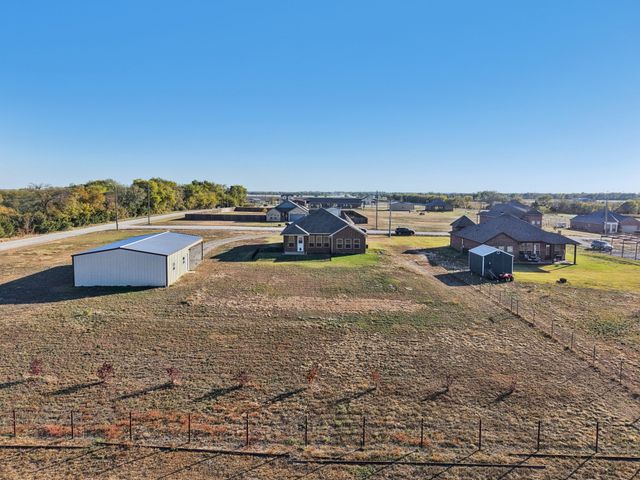 220 Delatorre Street, Trenton, TX 75490