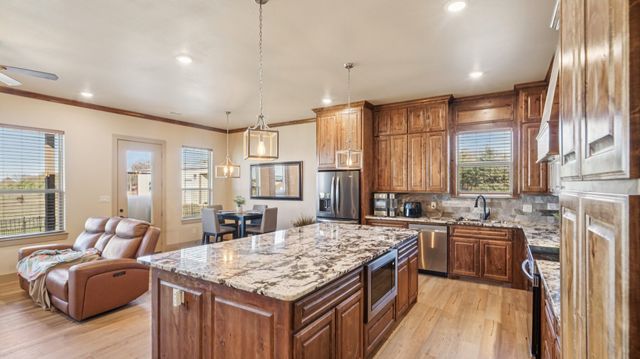 220 Delatorre Street, Trenton, TX 75490