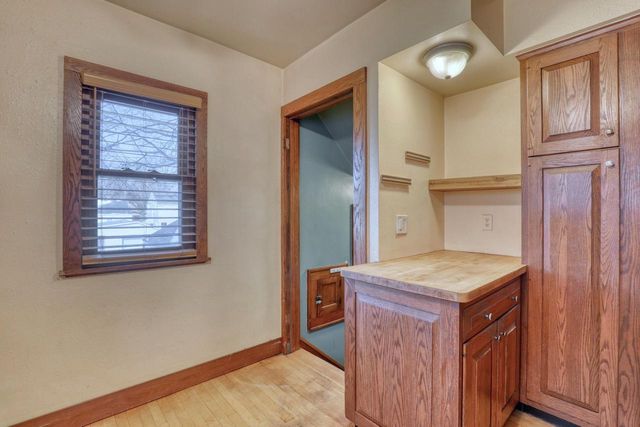 2141 S 87th STREET, West Allis, WI 53227