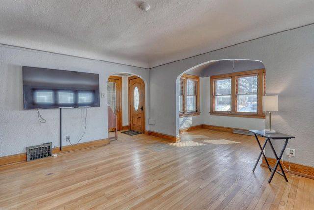 2141 S 87th STREET, West Allis, WI 53227