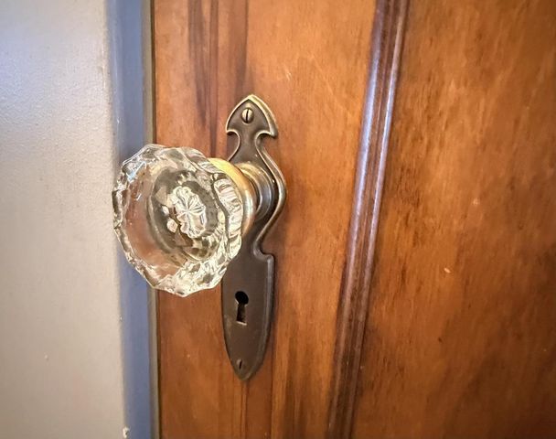 2141 S 87th STREET, West Allis, WI 53227