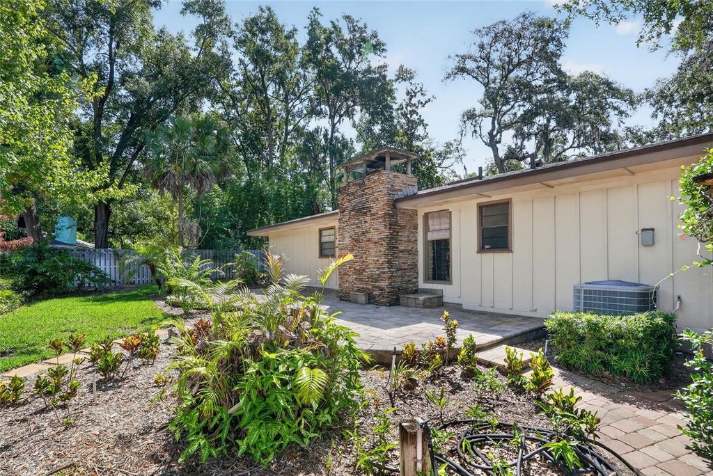 Image 5 of property listing at 2053 WOODY DRIVE, Windermere, FL 34786