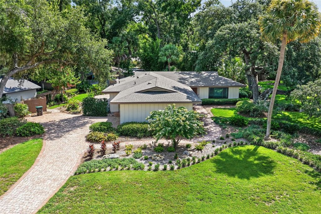 Image 9 of property listing at 2053 WOODY DRIVE, Windermere, FL 34786