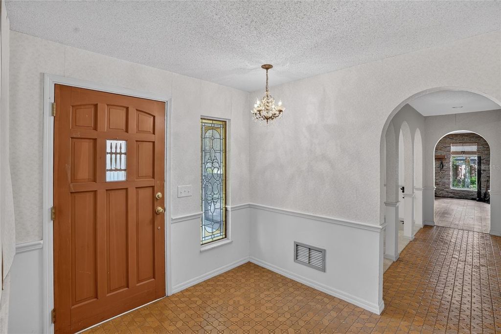Image 10 of property listing at 2053 WOODY DRIVE, Windermere, FL 34786