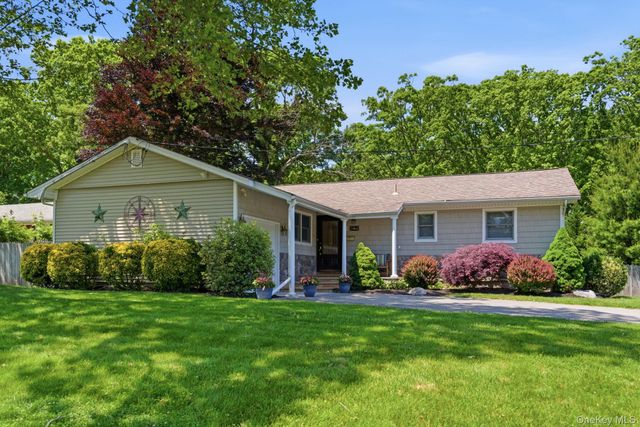 1 Camelot Lane, Saint James, NY 11780