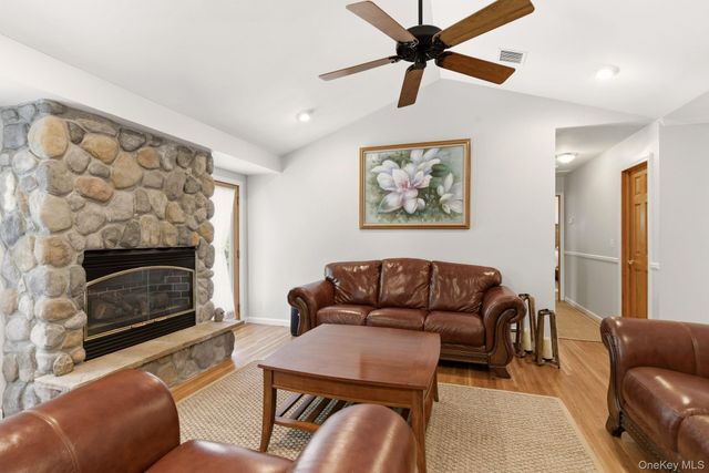 1 Camelot Lane, Saint James, NY 11780