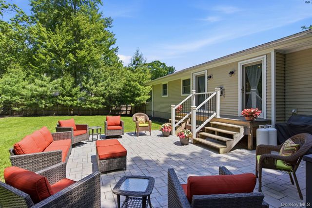 1 Camelot Lane, Saint James, NY 11780