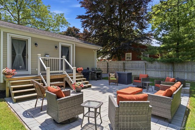 1 Camelot Lane, Saint James, NY 11780