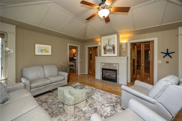 1101 S 45th Court, West Des Moines, IA 50265