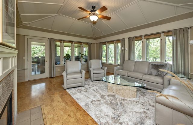 1101 S 45th Court, West Des Moines, IA 50265