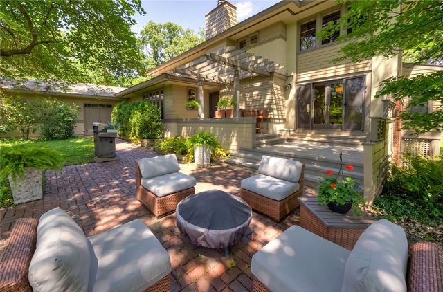 1101 S 45th Court, West Des Moines, IA 50265