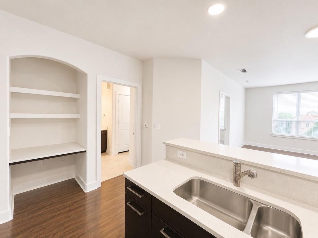 1340 W Gray Street 412, Houston, TX 77019