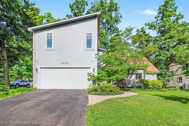 1670 Post Avenue, West Bloomfield, MI 48324