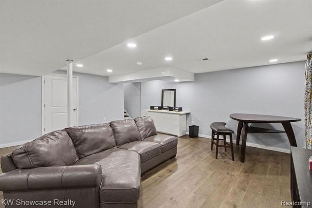 1670 Post Avenue, West Bloomfield, MI 48324