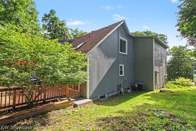 1670 Post Avenue, West Bloomfield, MI 48324