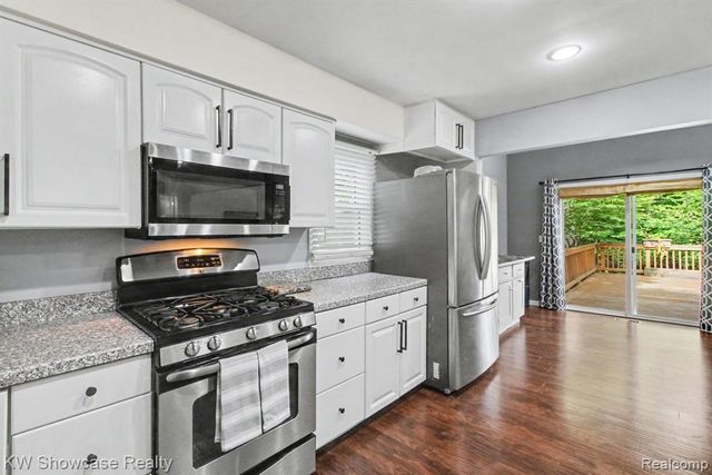 1670 Post Avenue, West Bloomfield, MI 48324