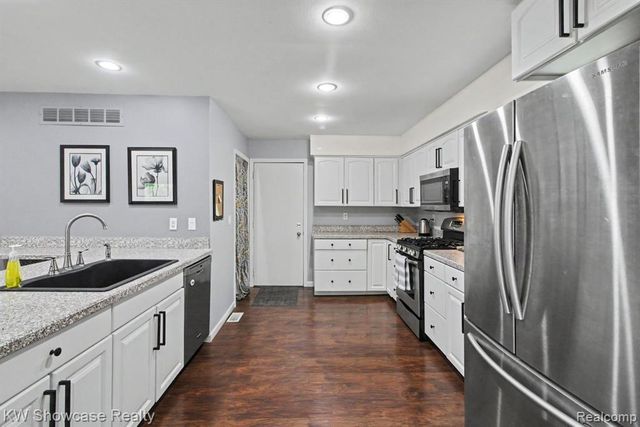 1670 Post Avenue, West Bloomfield, MI 48324