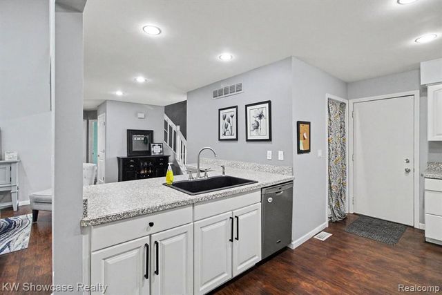 1670 Post Avenue, West Bloomfield, MI 48324