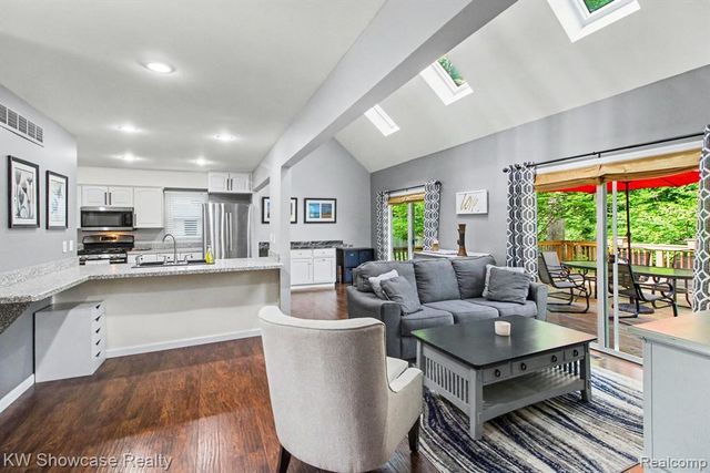 1670 Post Avenue, West Bloomfield, MI 48324