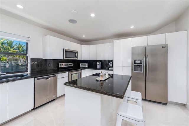 2330 NE 195th St, Miami, FL 33180