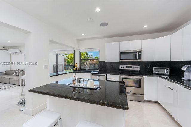 2330 NE 195th St, Miami, FL 33180