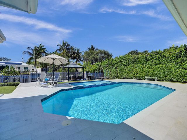 2330 NE 195th St, Miami, FL 33180