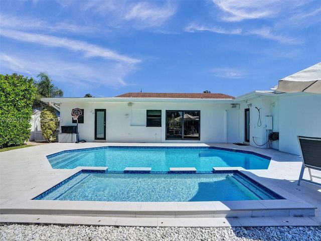2330 NE 195th St, Miami, FL 33180