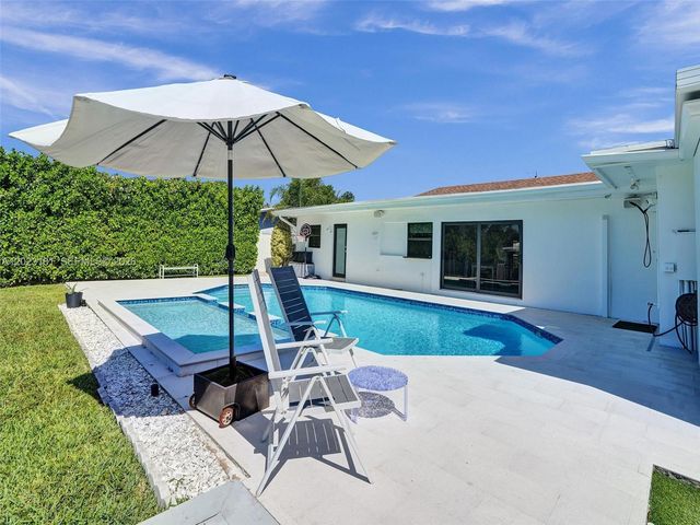 2330 NE 195th St, Miami, FL 33180