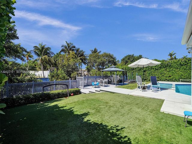 2330 NE 195th St, Miami, FL 33180