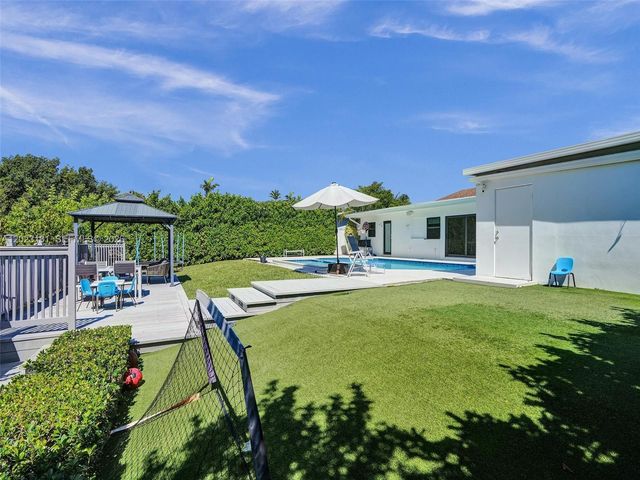 2330 NE 195th St, Miami, FL 33180