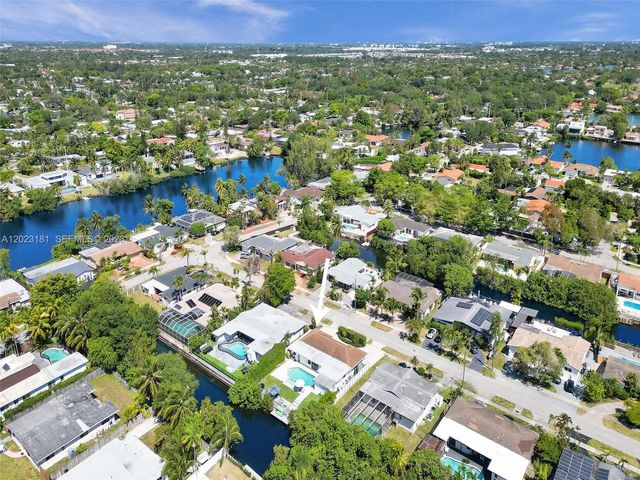 2330 NE 195th St, Miami, FL 33180