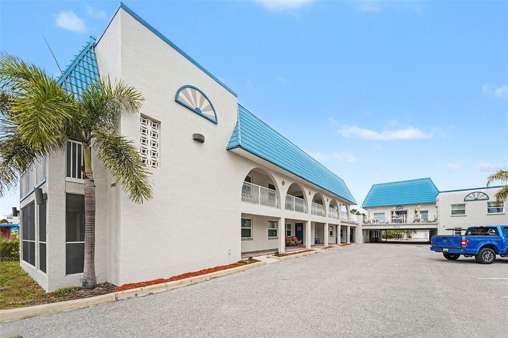 Image 2 of property listing at 17035 GULF BOULEVARD 214, St Petersburg, FL 33708