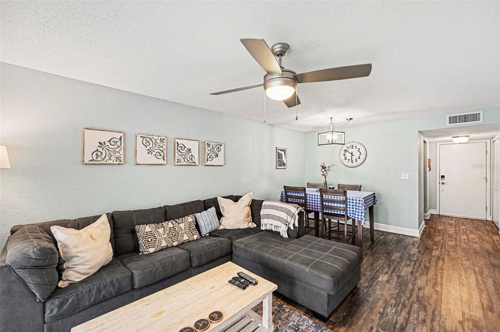 Image 6 of property listing at 17035 GULF BOULEVARD 214, St Petersburg, FL 33708