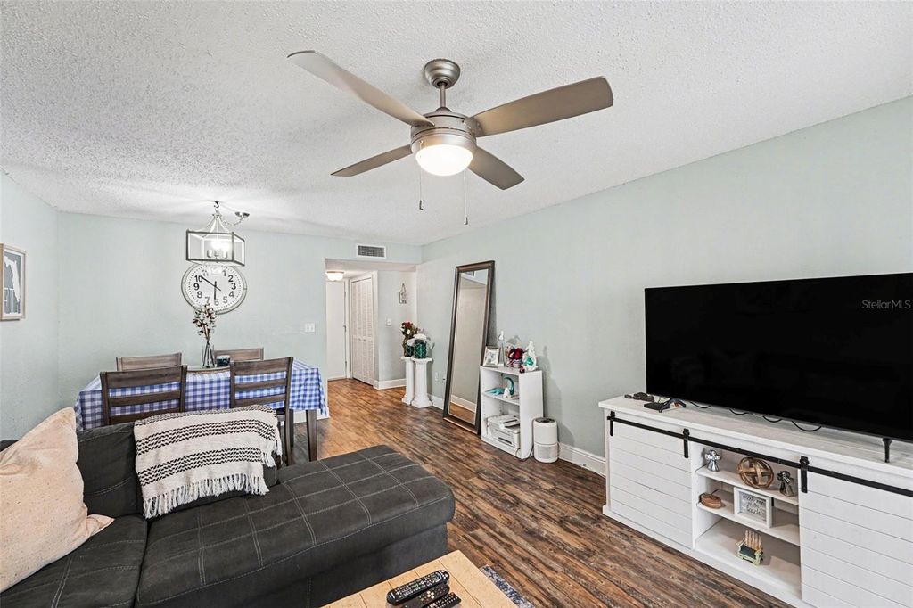 Image 7 of property listing at 17035 GULF BOULEVARD 214, St Petersburg, FL 33708
