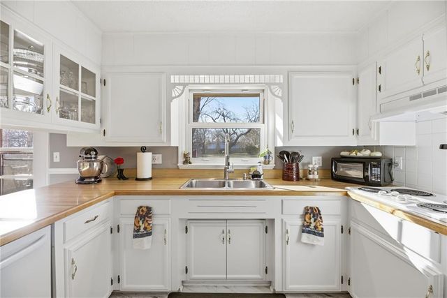 6018 Richards Drive, Shawnee, KS 66216