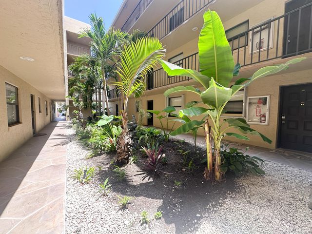 890 N FEDERAL Highway 409, Lantana, FL 33462