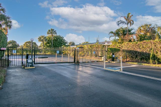 890 N FEDERAL Highway 409, Lantana, FL 33462