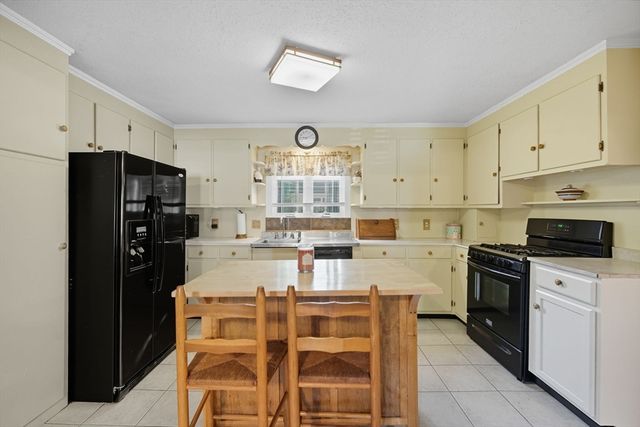 135 Dayton St, Springfield, MA 01118