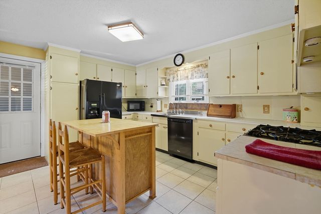 135 Dayton St, Springfield, MA 01118
