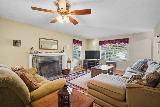 135 Dayton St, Springfield, MA 01118