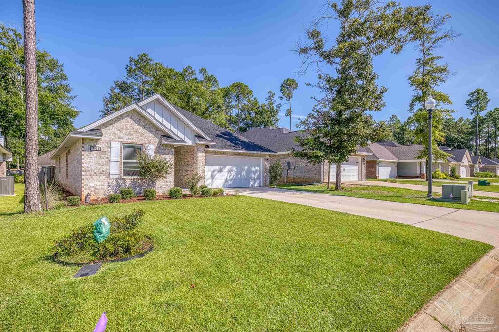 5623 Dunridge Dr, Pace, FL 32571