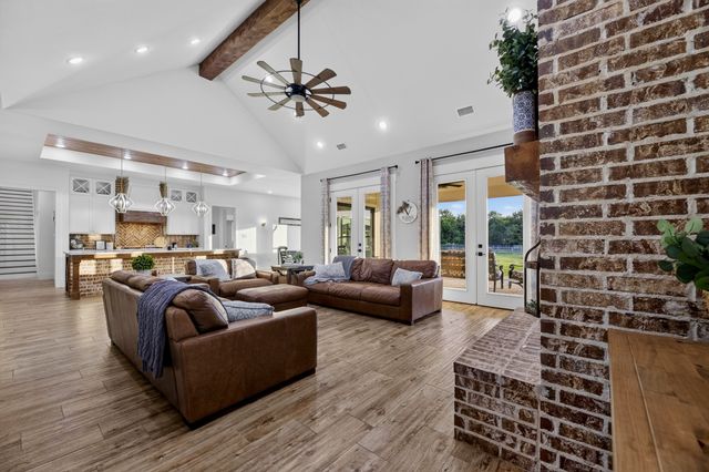 985 Vest Lane, Pilot Point, TX 76258