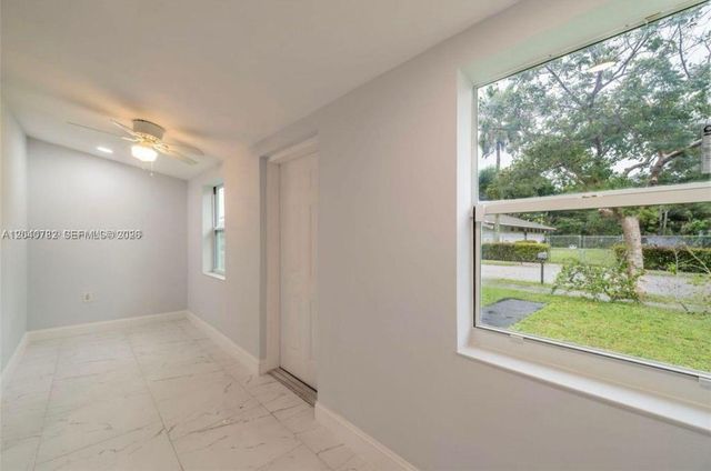 425 NW 14th Way, Fort Lauderdale, FL 33311