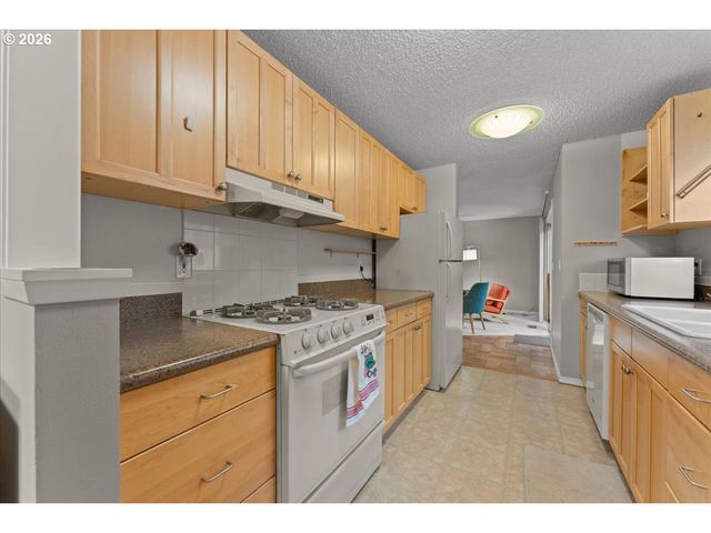 4212 Sw GARDEN HOME Rd, Portland, OR 97219