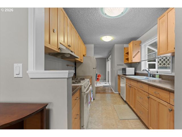 4212 Sw GARDEN HOME Rd, Portland, OR 97219